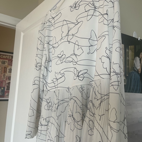 Ann Taylor butterfly blouse size large - Picture 2 of 8